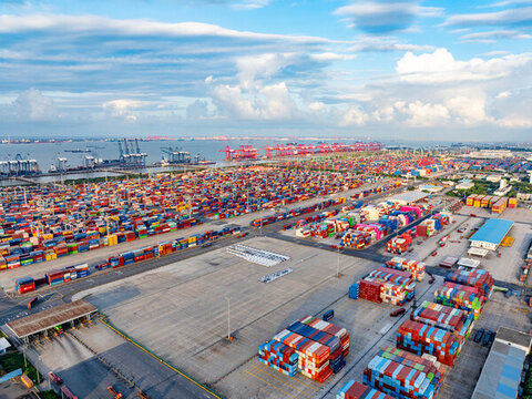 航拍视角下的上海外高桥 集装箱码头与电子商务的贸易交响曲